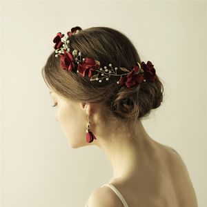 手作りの赤い花の女性プロムヘッドバンドティアラゴールドウェディングヘアアクセサリーブライダルヘアクラウンパールズヘアジュエリー