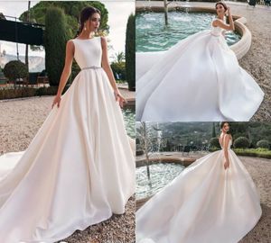 Tanie Satin Suknie Ślubne Sexy Backless Jewel Neck Sweep Pociąg Suknie Ślubne Plaża Kryształ Kryształ Plus Rozmiar Czeski Bridal Sukienka