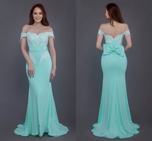 Abiti da damigella d'onore moderni a sirena color menta lunghi economici con spalle scoperte e abito da ballo per la festa nuziale senza schienale in chiffon con maniche in pizzo