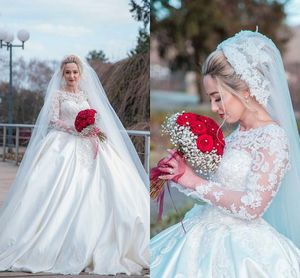 2020 Arabiska Eleganta Ball Gown Bröllopsklänningar Crew Neck Lace Appliques Beaded Pearls Satin Långärmad Plus Size Formella Brudklänningar