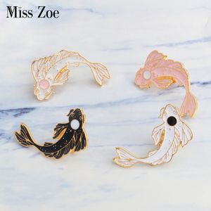 Fröken Zoe Lucky Vis Koi Emailens Pins Wit Roze Zwart Broches Gift Denim Jeans Kleding Cap Tas Pin Badge Knop Revers Pin Gifts