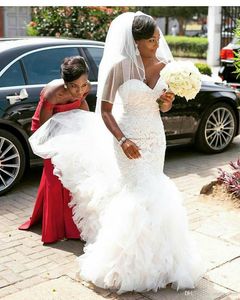 Afrikanische neue Süd -Meerjungfrau -Kleider Schatz Voller Spitzengericht Zug Hochzeitskleider Rüschen abgestuftet Tüll Brautkleid