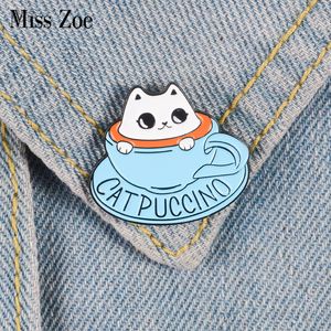 Miss Zoe Katze Kaffee Emaille Pins Kaffeetasse Brosche Tasche Kleidung Anstecknadel Knopf Abzeichen Cartoon süßes Tier Schmuck Geschenk für Freunde Kinder