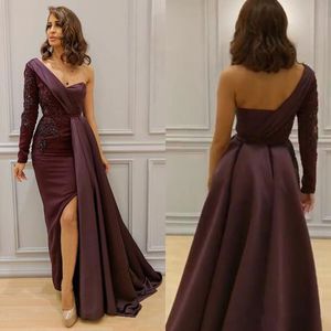 2019 Burgundia Sukienki Arabskie Wieczorowe Nosić jedno ramię Side Split Formalne Prom Suknie Koronki Aplikacja Zroszony Długi Rękaw Party Dress
