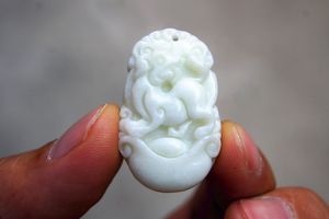 Ręcznie rzeźbione - naturalne niebieskie pole biała mucha żółty zielony jade zodiaku świnia, pies. Amulet - Naszyjnik wisiorek.