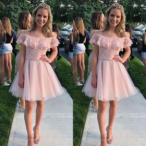 Curto Luz Rosa Vestidos Homecoming Off The Ombro Lace Appliques Ruffles Top Tule Graduation Festa Vestidos baratos de alta qualidade