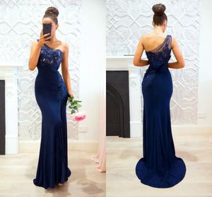 Jedno ramię Syrenka Suknie Wieczorowe Aplikacje Satin Tulle Split Side Piętro Długość Elegancka Navy Blue Prom Dresses Formalne Suknie Sweep Pociąg