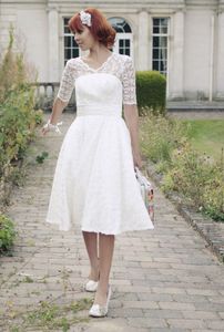 Długość kolana vintage koronkowe krótkie suknie ślubne z krótkim rękawem A-line v szyja nieformalne przyjęcie ślubne suknie ślubne krótkie wykonane na zamówienie