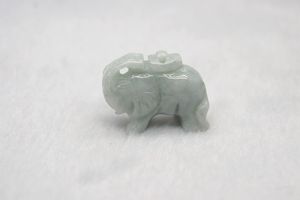 Natürliche weiße Jade, handgeschnitzter dreidimensionaler Elefant (glückverheißend), Glückskettenanhänger.