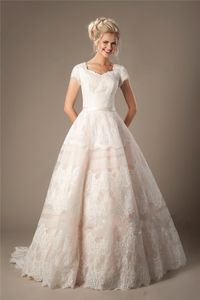 Vestido de Noiva Vintage Lace Appliques Modest Bröllopsklänningar Ny med Cap Sleeves Knappar Champagne Ball Gown Bridal Gowns Couture