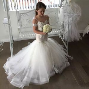 Luxury Mermaid Litte Bride Bröllopsklänningar Spaghetti Straps Off Shoulder Trumpet Court Tåg Vit Spets och Tulle Flower Girl Dresses