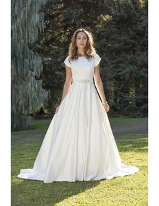 New Simple A-line Satin Modest Wedding Dress With Short Sleeces Crystals Sash Buttons Back Country Western LDS Wedding Gowns Custo282z
