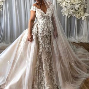 Brautkleid mit 3D-Blütenblättern und Blumenapplikationen, glamouröses, schulterfreies Meerjungfrau-Brautkleid aus Dubai, stilvolle, abnehmbare Brautkleider mit Überrock aus Tüll