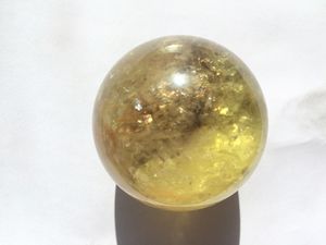 Gelbe Kugel. großhandel-50 mm Natürliche gelbe Rock Rauchige Citrinkugel Heilende Energie Magische Kristall Quarz Steinkugel Für Reik Meditation