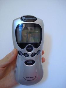 LCD-Zehner-Gerät, Akupunktur-Digital-Therapiegerät, Massagegerät, Schmerztherapie + 4 Pads + 4-Wege-Kabel mit AC-Adapter von DHL