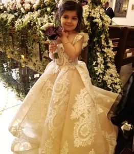 Schöne Blumenmädchenkleider mit Spitzenapplikationen für Hochzeiten, eckiger Ausschnitt, plissiertes Organza-Festzugkleid für Kleinkinder, A-Linie, Sweep-Zug, Kinder-Abschlussballkleid