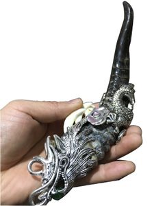 ingrosso Corna Del Drago-Scultura di drago tibetano in argento con corno di antilope intarsiato da dente di cinghiale