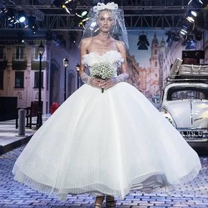 Sexy atraente curta vestidos de noiva elegante ruffles straplless bola de tule vestido de nupcial vestido glamourosa comprimento de tornozelo princesa vestido de casamento