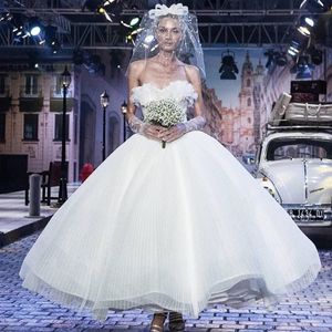 Sexiga attraktiva korta bröllopsklänningar Snygga Ruffles Strapless Tulle Bollkännedomar Brudklänning Glamorös Ankellängd Princess Bröllopsklänning