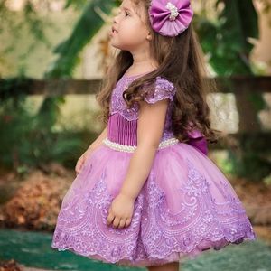 Mode Lace Appliques Flower Girls Dress Jewel Neck Pärlor Sash Bows Tulle Ankel Längd Tjejer Pagant Klänning Toddler First Communion Grows