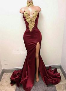 Seksowne Burgundia Prom Dresses Długi Side Split Sweep Pociąg Złota Aplikacja Z Dżetów Suknie Wieczorowe Custom Made Velvet Party Evening Wear