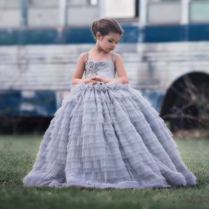 Wunderschöne Spitzen-Ballkleid-Blumenmädchenkleider für die Hochzeit, gestufte Kleinkind-Festzug-Kleider, Tüll-Applikationen, bodenlanges Kinder-Abschlussballkleid