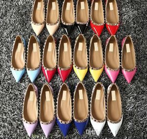 2023 Designer Women Flat Shoes Party Fashion Rivets Girls Sexiga spetsiga dansskor Bröllopsskor Platta sandaler