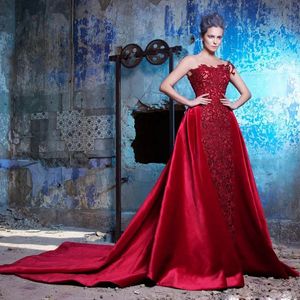 Einzigartige rote Etui-Abendkleider, transparenter Ausschnitt, kurze Ärmel, volle Spitze, Promi-Kleid, abnehmbare Schleppe, formelle Abendgarderobe