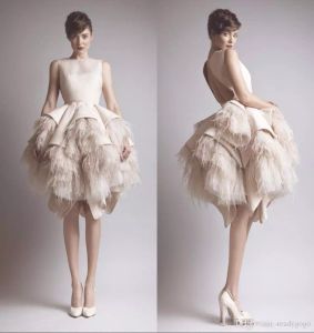 Ashi Studio A-Line Вечерние платья с круглым вырезом и замочной скважиной Tier Атласное короткое остроумие из страусиных перьев длиной до колена Пром платье для знаменитостей