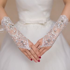 Luvas de Casamento moderno Rendas com Miçangas Mulheres Bridal Party Luva Curto Branco Luvas de Casamento Sem Dedos de Acessórios Do Casamento