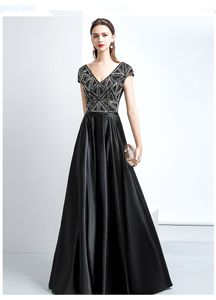 Svart V-Neck Ball Gown Prom Klänningar 2018 Sexig Jewel Long Prom Klänningar Aftonklänningar med Sparkly Beaded Bodice för tonåringar från