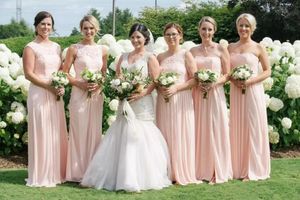 Işık Pembe Şifon Uzun Gelinlik Modelleri Gelin Elbiseler Kat Uzunluk Yaz Plaj Wedding Guest Parti Wear Boyun çizgisi Dantel Üst Maid Karışık