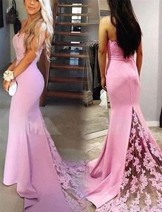 2018 Sexiga kvällsklänningar Rosa Spaghetti Straps Backless Lace Appliques Beaded Sweep Train Satin Mermaid Celebrity Cocktail Party Prom-kappor