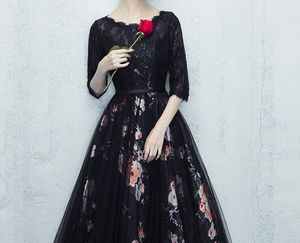 Fantastisk svart spets kväll klänningar scoop tre fjärdedel ärmar golv längd dragkedja tillbaka prom klänningar blommig utskrift kvällsklänning billigt