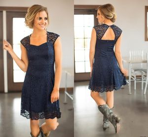 2024 Short Beach Navy Blue Bury Full Lace Bridesmaid Dresses Cap ärmar ihåliga tillbaka med blixtnedslagare för hovdjurklänningar bröllopsgästsklänning 403