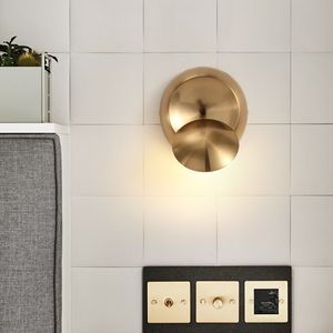 モダンな回転式ラウンドLEDウォールランプリビングルームの寝室のベッドサイドライト調節可能なゴールドスコンセッション照明器具