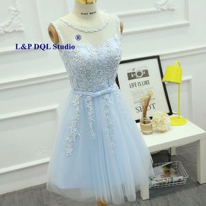 Luz céu azul da dama de honra vestidos de festa Lace colher Scoop Sheer com Applique Lace-up com zíper de volta na altura do joelho vestido de dama de honra barato