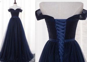 Elegantes marineblaues, günstiges Abendkleid, lang, schulterfrei, mit Ärmeln, Tüll, geraffte Schleifen, formelles Festzug-Partykleid. Neu