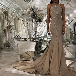 Proste Frezowanie Syrenki Prom Dresses Jewel Neck Bez Rękawów Kryształy Sweep Pociąg Satin Party Suknie Elegancka Celebrity Sukienka Suknia Formalna