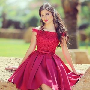 Mörk röd kort prom klänningar under $ 100 billig av axel spets a-line satin satin 2018 arabiska party klänningar junior 8: e klass homecoming klänning