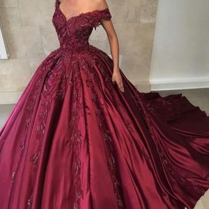 Glamorös Loganberry Satin Evening Klänningar Sexig Av Skulder Pärlor Lace Applique 2018 Prom Dress Ball Gown Sweep Train Aftonklänningar