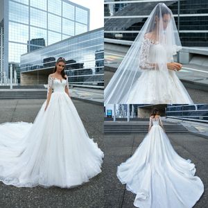 ثياب زفاف على شاطئ خط الشاطئ ، زمن جوهرة الدانتيل الدانتيل المسح القطار Boho Bridal Dons