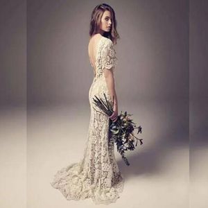 Abiti da sposa bohémien Guaina con colonna senza schienale in pizzo pieno Boho Abiti da sposa con illusione maniche corte Sweep Train economici di alta qualità