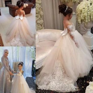 2019 Härlig blomma flicka klänningar för bröllop Långärmade applikationer Lace Ball Gown Champagne First Communion Dress Girls Pageant Party Gowns