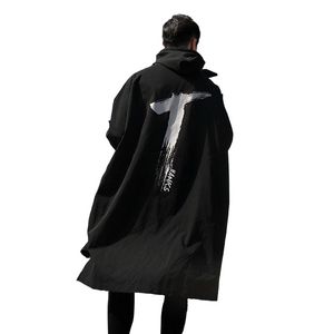 Atacado- 2017 primavera longa fina para homens windbreaker trench casacos impressão com capuz outwear cordão à prova de vento impermeável preto