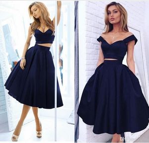 Två bitar kort marinblå homekoming klänningar 2018 från axeln en linje knä längd mini prom party kappor satin vestido de festa