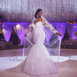 Afrikanska plus -storlek bröllopsklänningar från axeln långa ärmar spetsapplikationer spets anpassade sjöjungfru bröllopsklänningar billiga brudklänningar