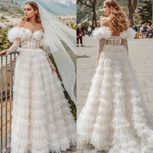 Designer-Brautkleider, ausgefallene, schulterfreie Illusion, überkreuzte, sexy Brautkleider, abgestufte Rüschen, Sweep-Zug-Brautkleid