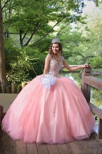 Rhinestone Crystals Blush Peach Quinceanera Dresses Ball klänning golvlängd ärmlös juvelhals söt 16 ruffles prom klänningar