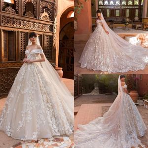 Vintage 3D Floral Appliques Bröllopsklänningar 2019 Lyxpärlor Off Shoulder Ball Gown Backless Bateau Sheer Neck Bridal Gowns Court Train